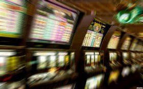 Live dealer guide screen showing table pace and privacy reminders for adults